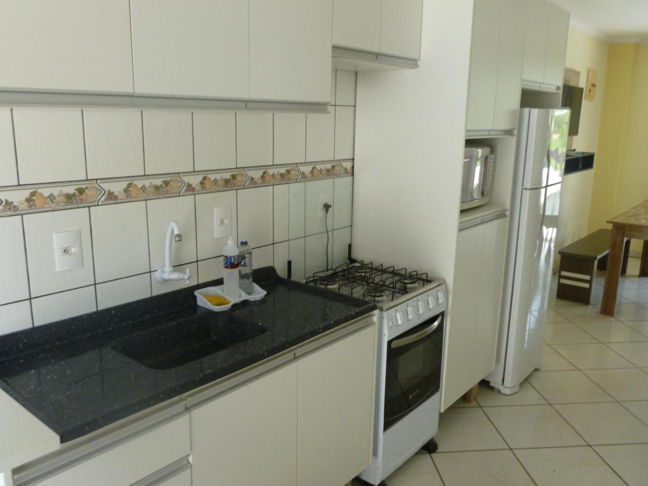 Apartamento 12 - Bombinhas - 200 Metros Da Praia المظهر الخارجي الصورة
